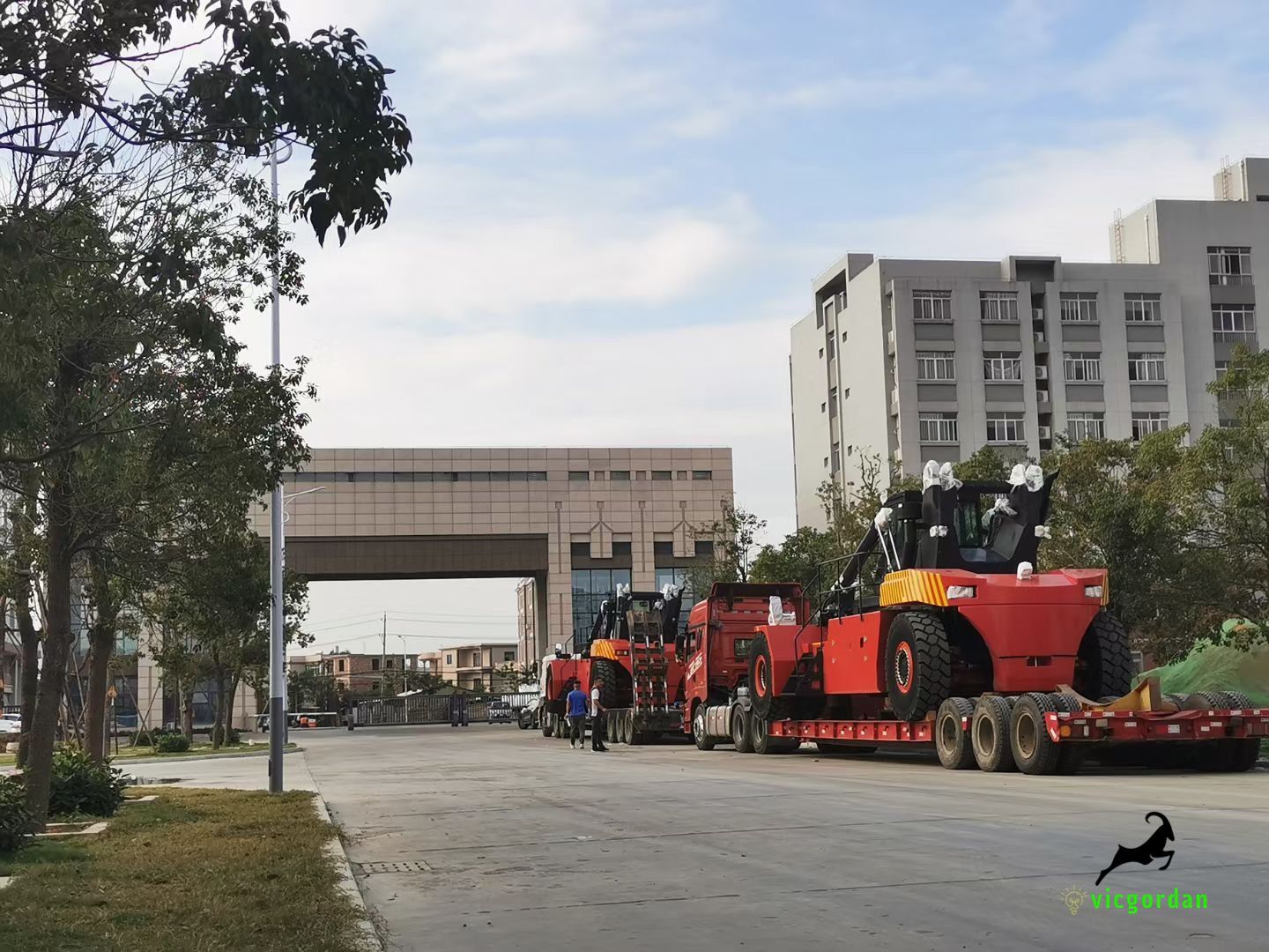 On June 8th, 2019 2 units Vicgordan 45 ton reach stacker is going to Africa to our customer’s container yard.