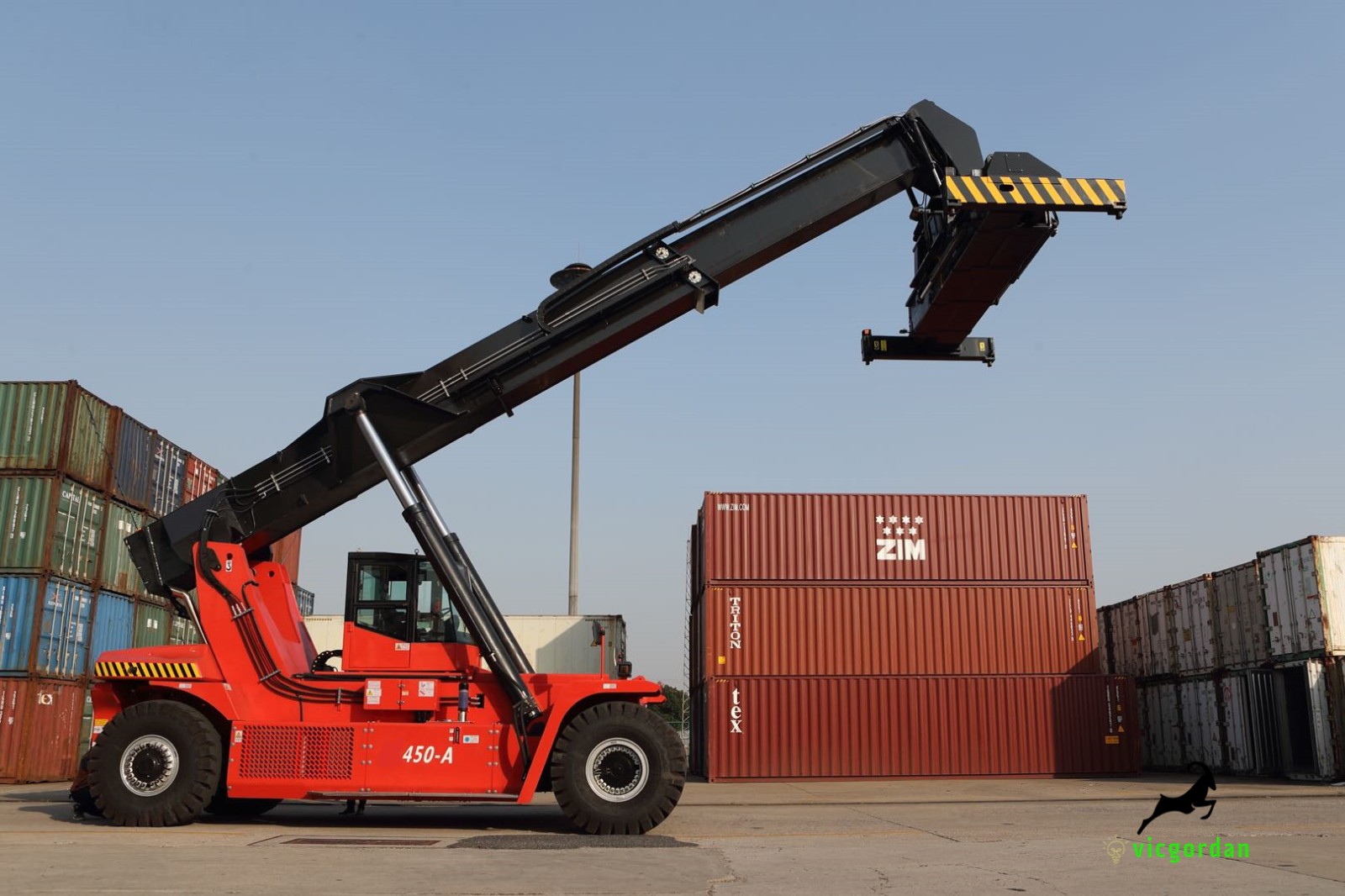 Vicgordan 45 ton reach stacker is going to South America with Cummins engine to our customer’s container yard