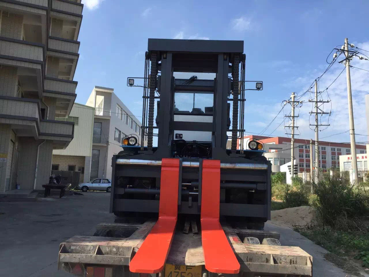 Vicgordan 25 ton forklift VGF-250 is loading to port and it will help our Africa customer to lifting 20FT container.