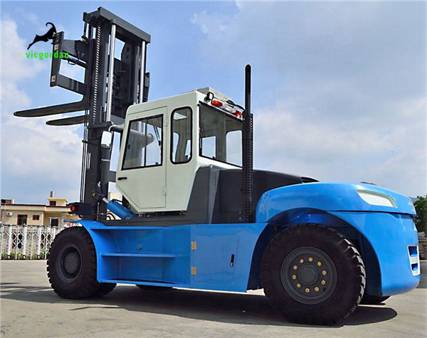 Vicgordan 25 ton forklift VGF-250 is loading to port and it will help our Africa customer to lifting 20FT container.