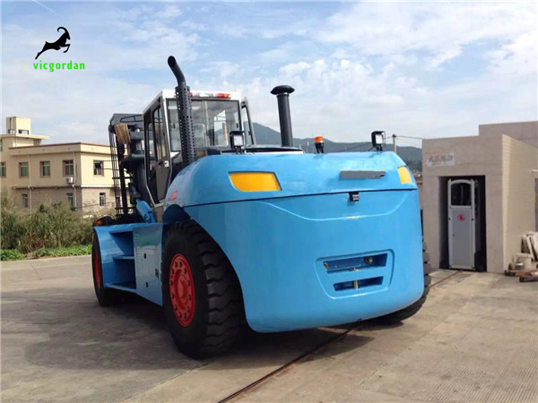 Vicgordan 25 ton forklift VGF-250 is loading to port and it will help our Africa customer to lifting 20FT container.