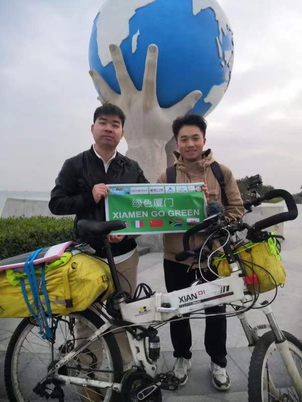 Vicgordan is sponsor go green using a bicycle to explore china