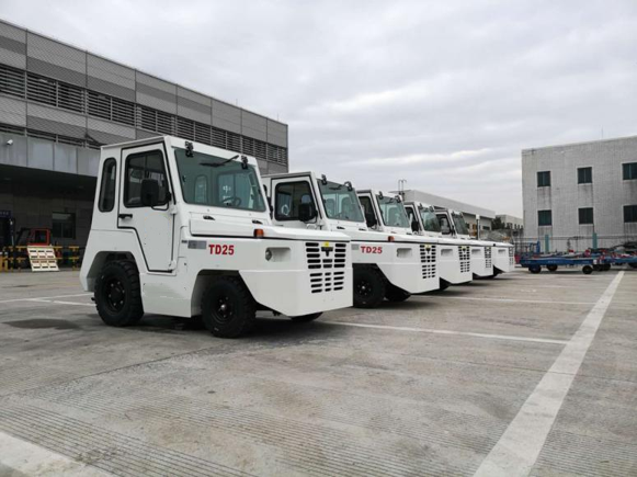 2 units 25kN Diesel baggage tractor is working in china airport.