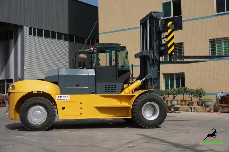 30 Ton Forklift