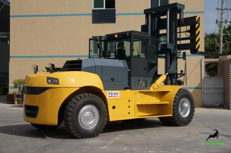 30 Ton Forklift