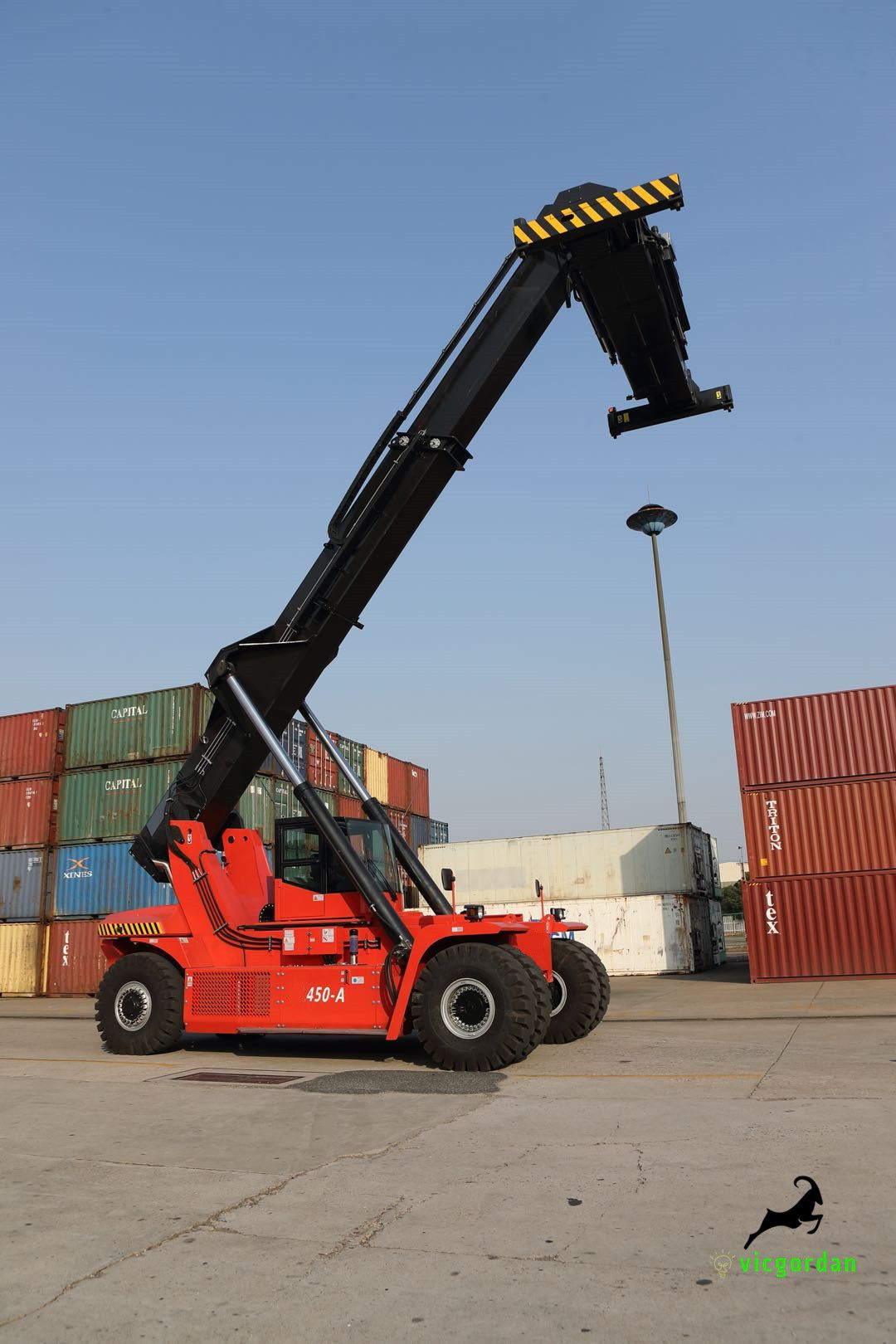 Vicgordan 45 ton reach stacker is going to South America with Cummins engine to our customer’s container yard