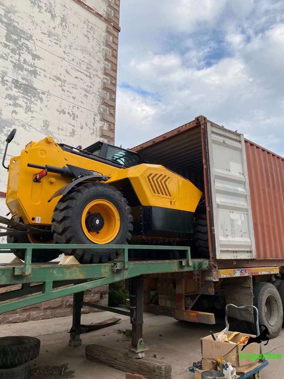 On May 16th, 2021 This is loading time for our 4 ton 7m lifting telehandler, this telehandeler with 4 wheel drive and 4 wheel steering for and rough work place.