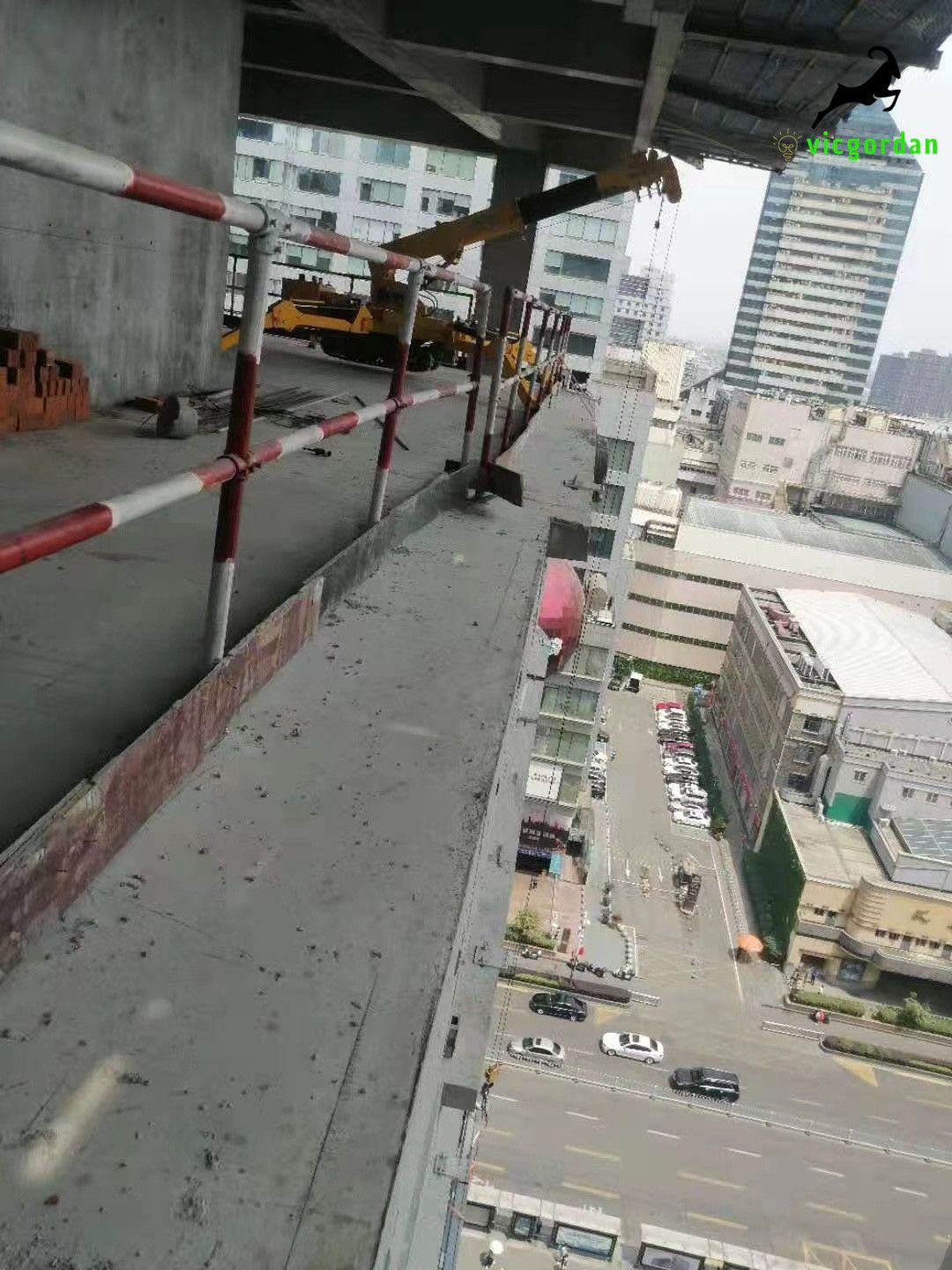 On the 19 floor Vicgordan 3 ton spider cranes VSC295 are lifting tools to workers