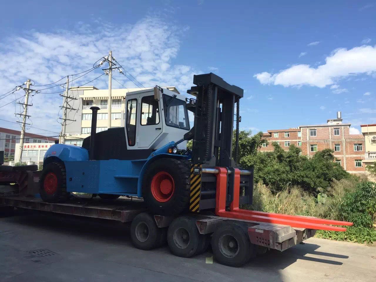 Vicgordan 25 ton forklift VGF-250 is loading to port and it will help our Africa customer to lifting 20FT container.