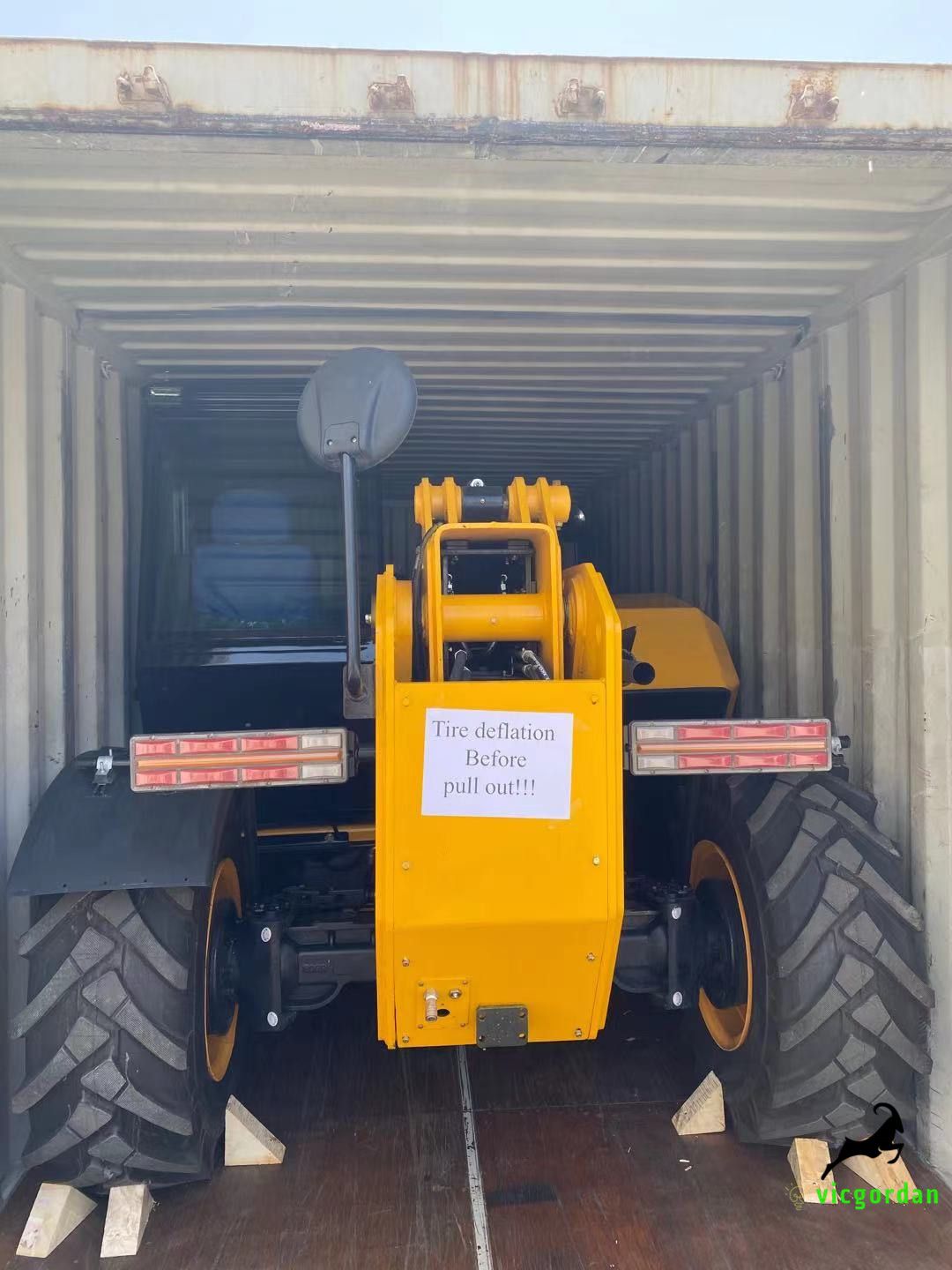 One 20GP for our 4 ton 7m lifting telehandler with 4 wheel drive and 4 wheel steering axle going to ship yard