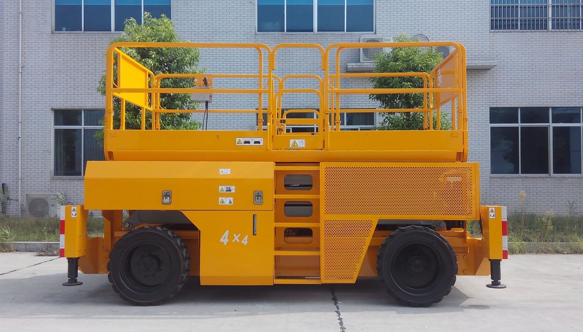 Scissor lift 4 Wheel drive with 10-16 m lifting H