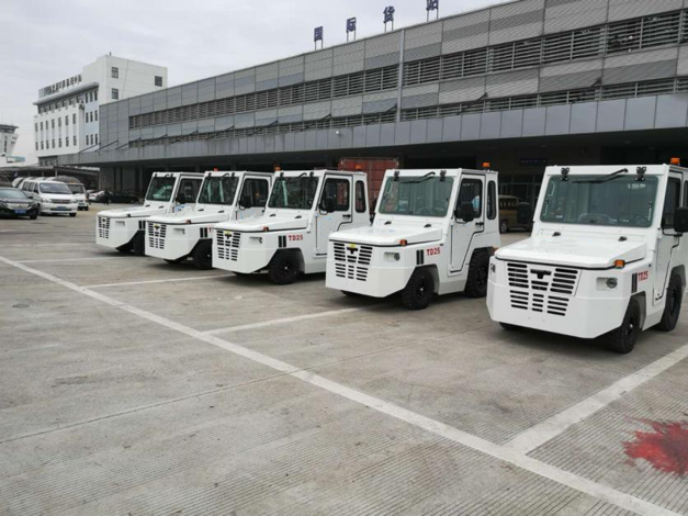 2 units 25kN Diesel baggage tractor is working in china airport.