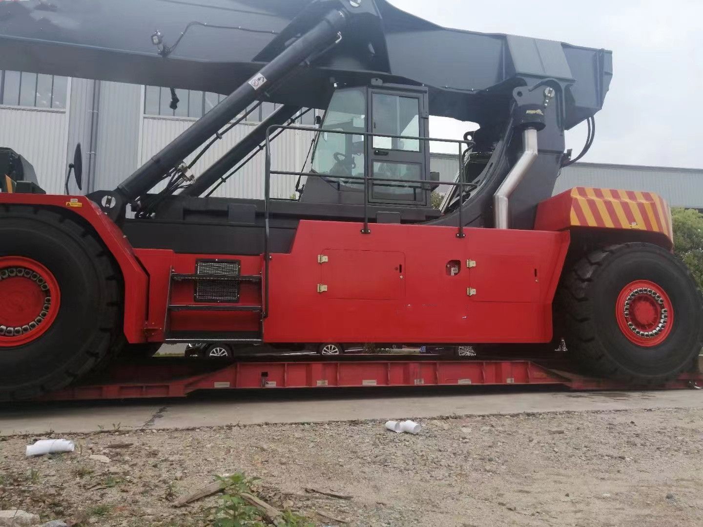 vicgordan 45ton reachstacker is working well in china port yard