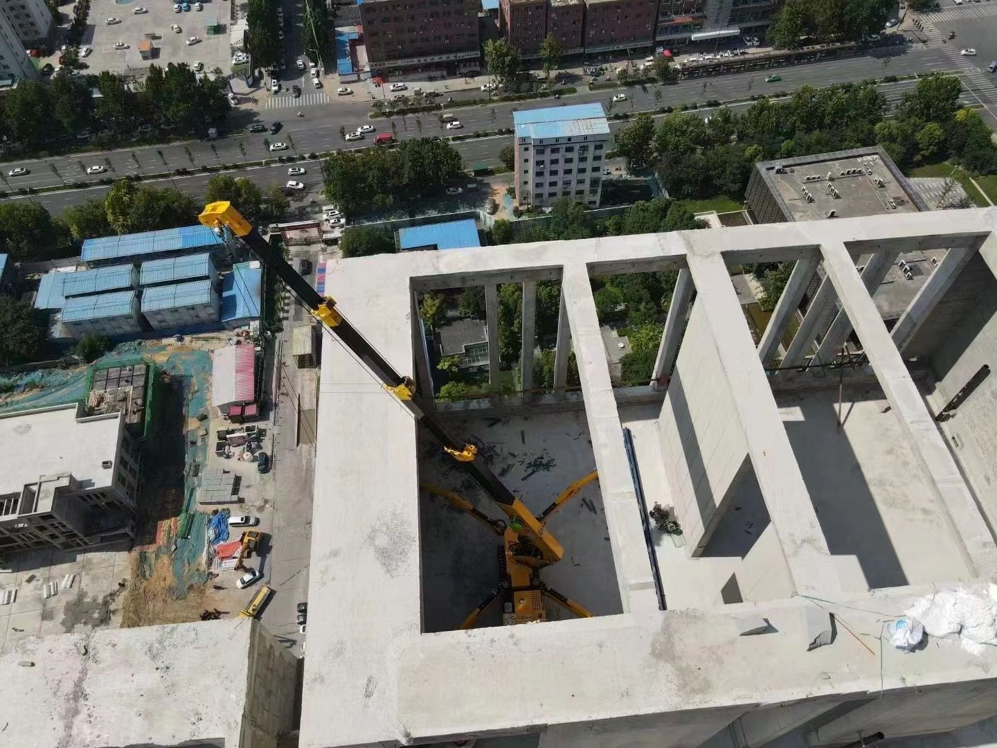 5 ton mini crane is working in the top building in china