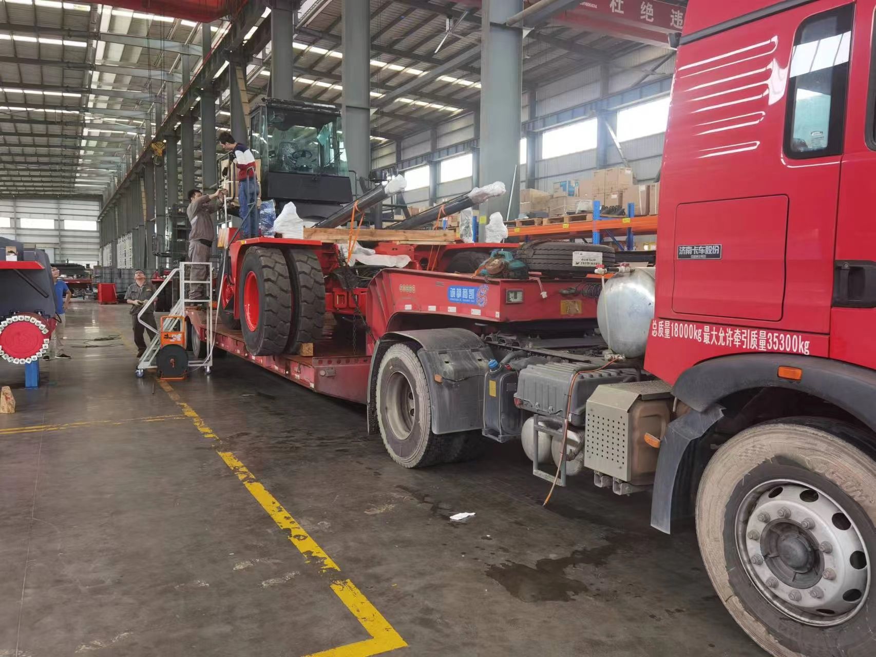 VicGorDan 8 ton 7 H empty container handler is going to Ship