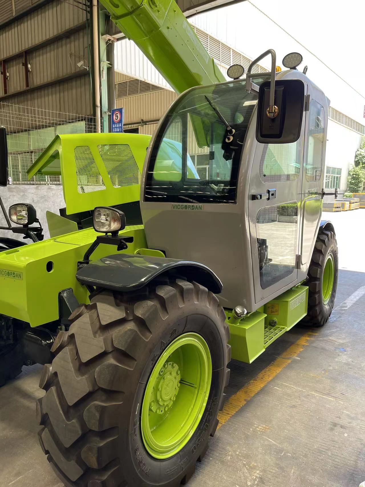 VicGorDan 3 ton 7 m telehandler with 4WD and 4WS Axle is testing by customer before ship