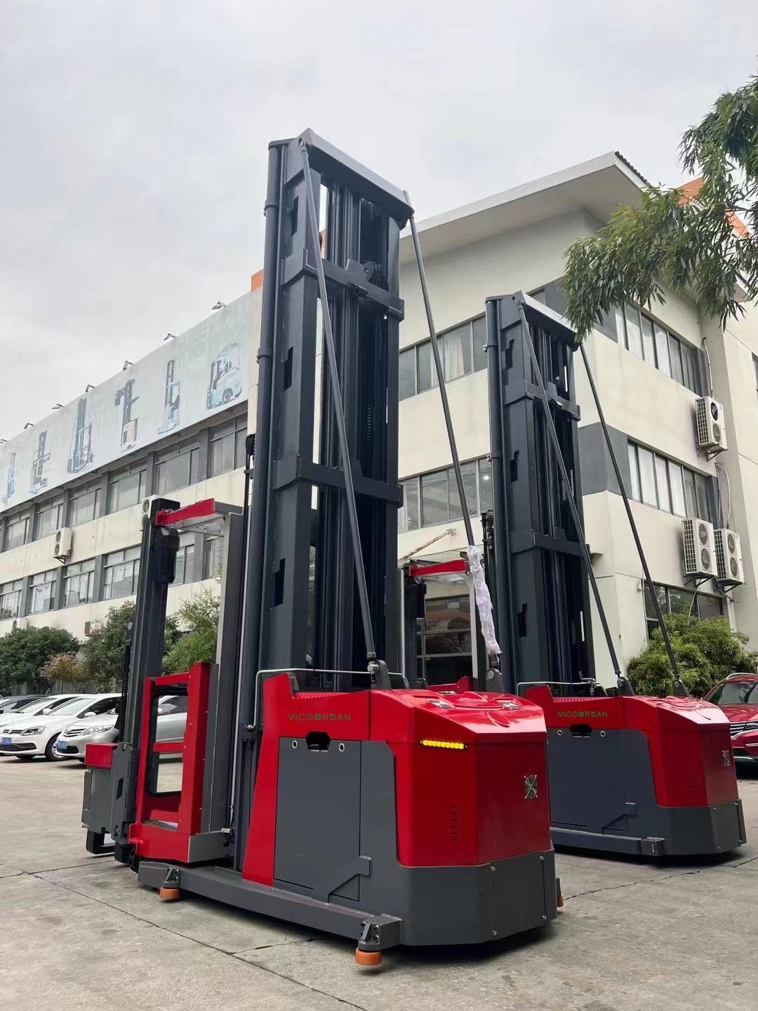 2 UNITS Man up electric three way stacking forklift are going to customer